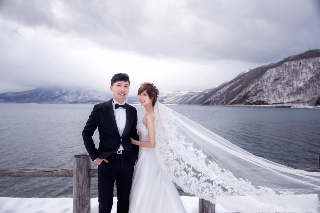 婚紗照姿勢・雪地湖畔新娘長頭紗隨風飄揚 雪地湖畔新娘長頭紗隨風飄揚|婚紗照推薦