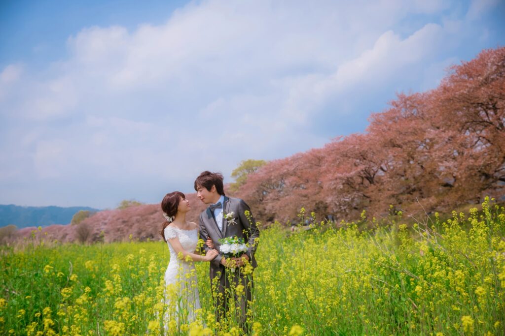 自助婚紗推薦・油菜花田與河津櫻前擁抱 油菜花田與河津櫻前擁抱的新人|婚紗照風格