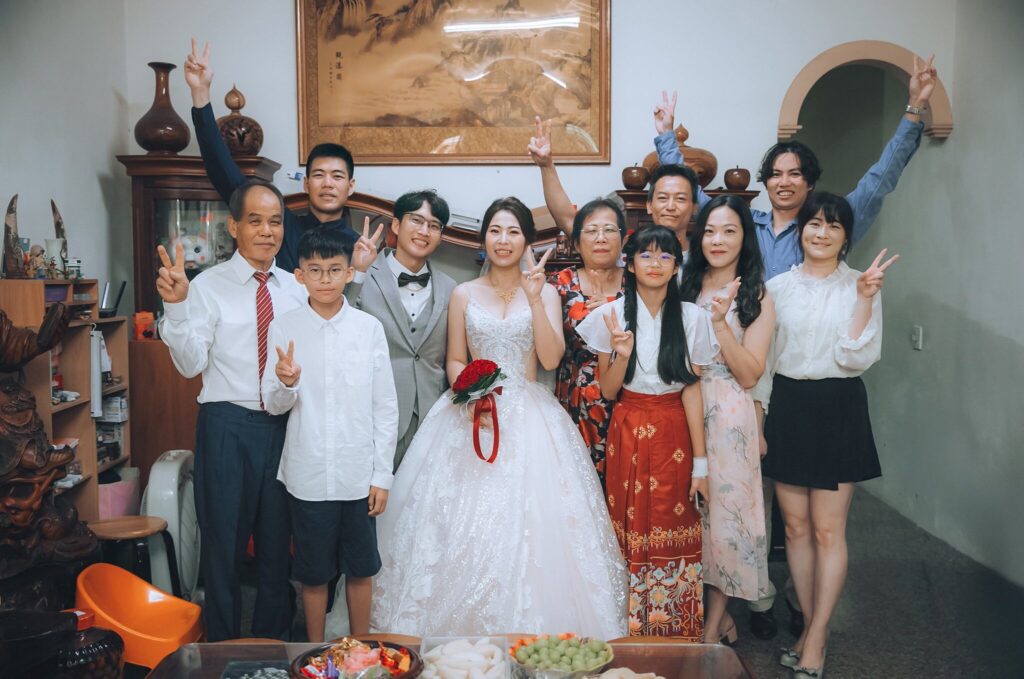 新竹婚紗工作室・迎娶當天新人與家人的大合照 迎娶當天新人與家人的大合照|韓風婚紗照