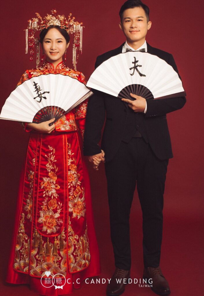 韓風婚紗照・紅色背景前手持喜字扇的中式龍鳳褂 紅色背景前手持喜字扇的中式龍鳳褂新人|自助婚紗推薦