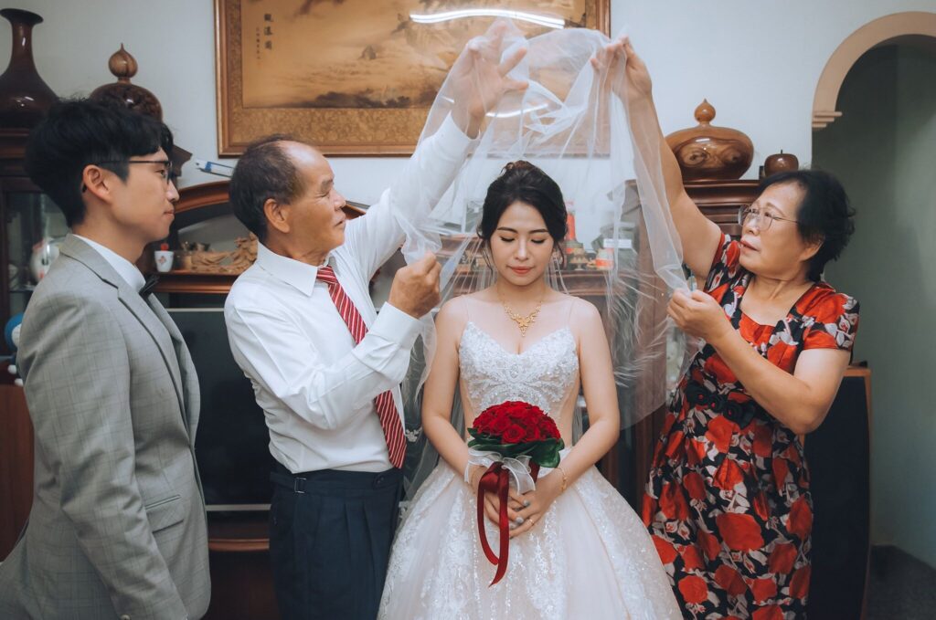 新竹拍婚紗・新娘拜別父母的溫馨時刻 新娘拜別父母的溫馨時刻|新竹婚紗推薦