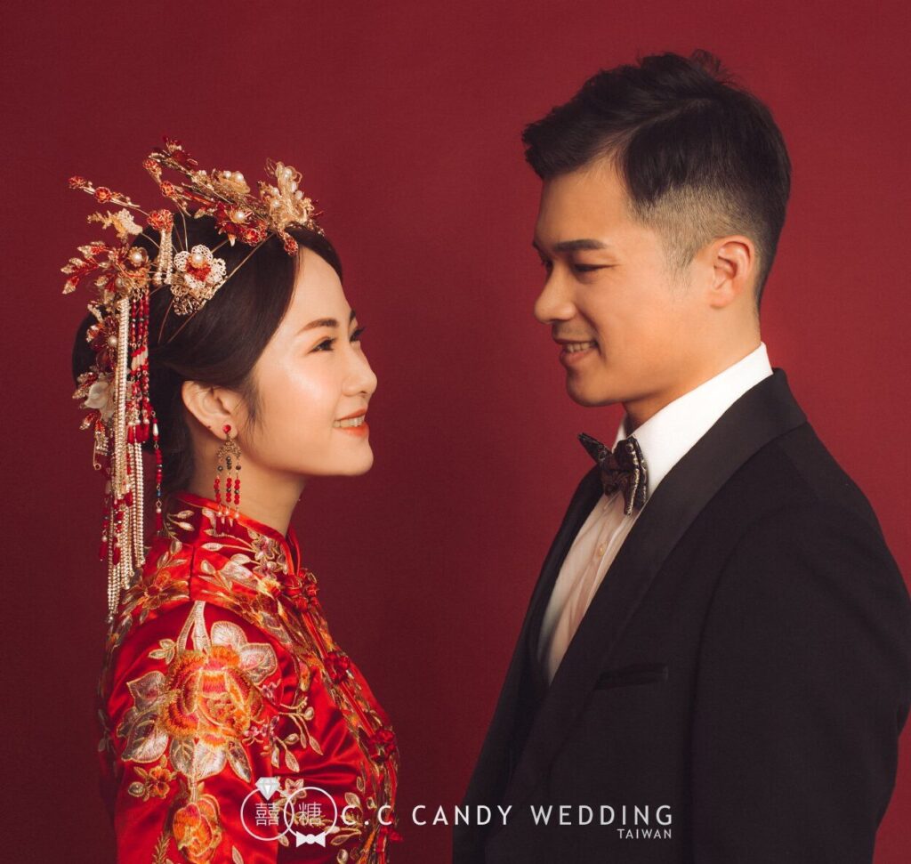 新竹婚紗推薦・中式禮服新娘與新郎深情對望 中式禮服新娘與新郎深情對望|婚紗攝影推薦