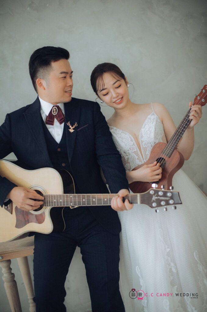 婚紗攝影推薦・新人一起彈吉他的甜蜜棚拍 新人一起彈吉他的甜蜜棚拍|婚紗照姿勢