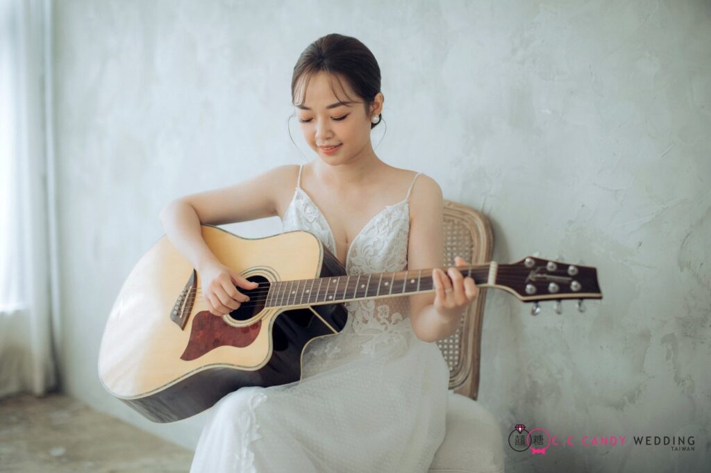 韓風婚紗照・抱著吉他微笑的白紗新娘 抱著吉他微笑的白紗新娘|自助婚紗推薦