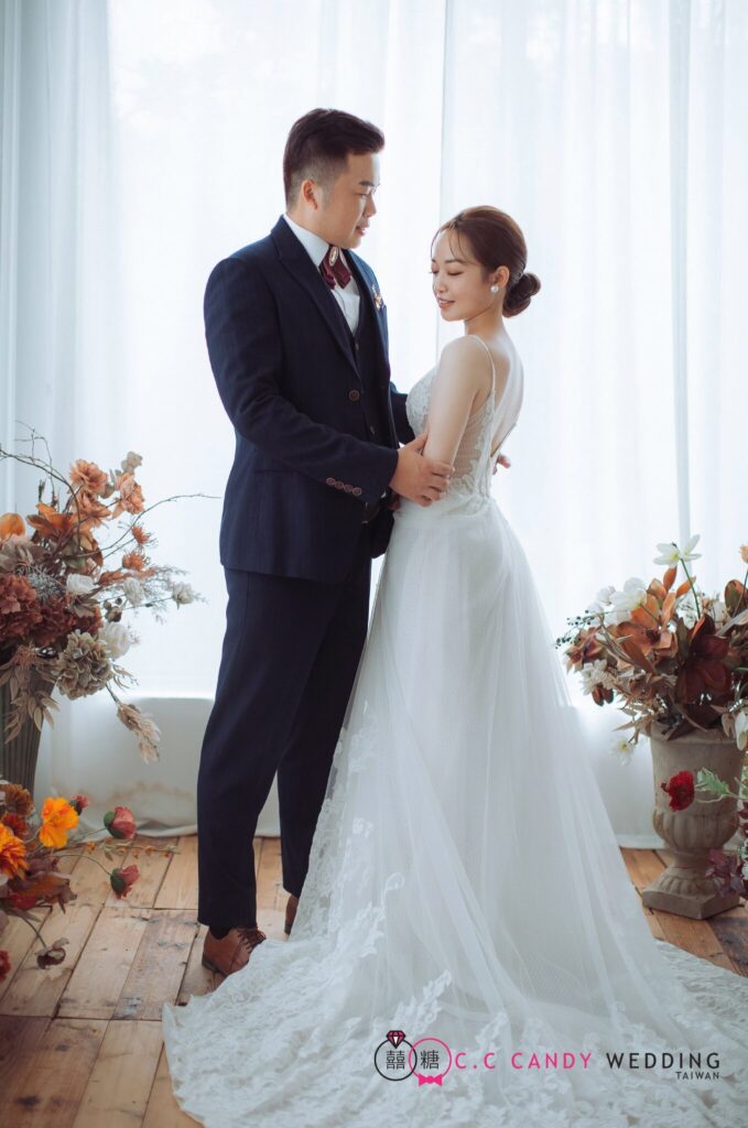 婚紗照風格・白色窗簾與乾燥花布景中 白色窗簾與乾燥花布景中的新人|韓風婚紗照