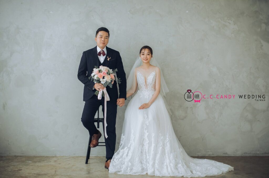 婚紗照姿勢・灰色牆面棚景中的新人全身照 灰色牆面棚景中的新人全身照|婚紗照推薦