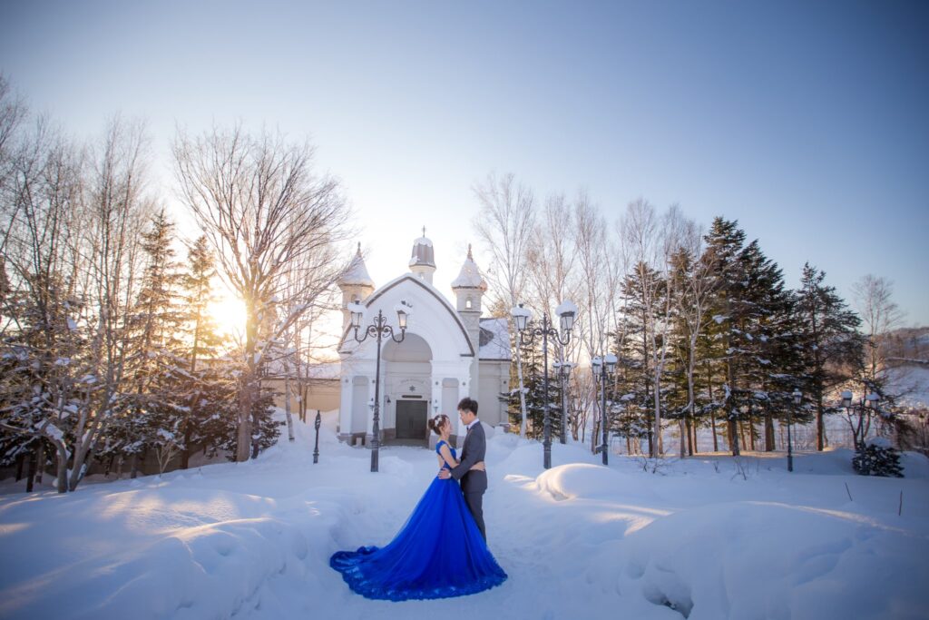婚紗照風格・夕陽雪地教堂前 夕陽雪地教堂前的新人|海外婚紗費用