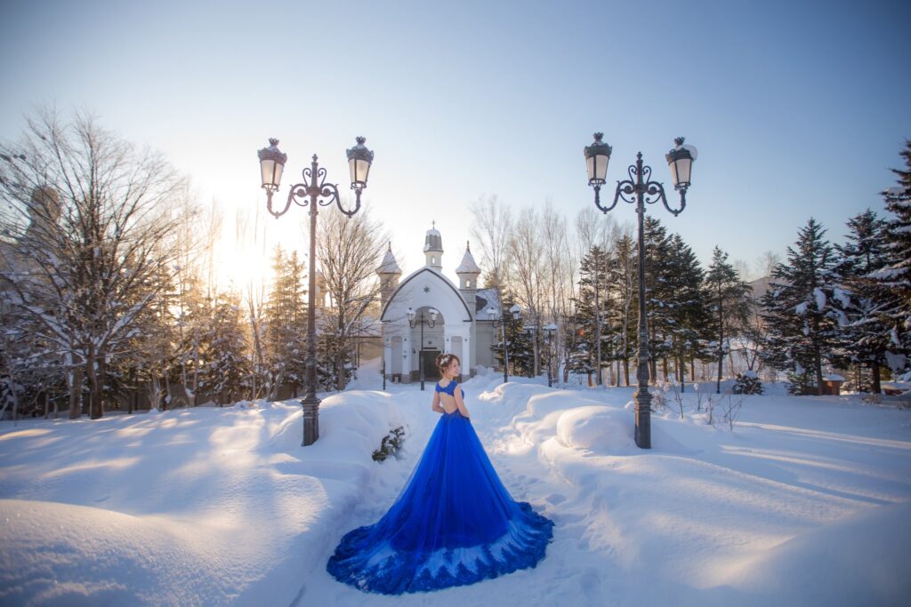 海外婚紗推薦・雪地教堂前的藍色禮服新娘全景 雪地教堂前的藍色禮服新娘全景|海外婚紗