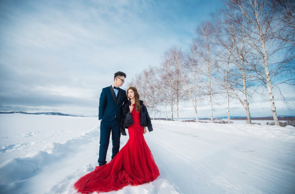 北海道雪地婚紗・北海道雪原白樺樹前的紅色禮服新娘 北海道雪原白樺樹前的紅色禮服新娘|韓風婚紗照