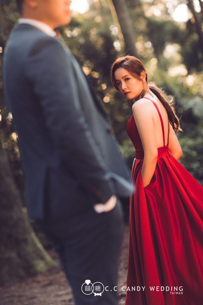 婚紗照姿勢・樹林中紅色露背禮服新娘回眸 樹林中紅色露背禮服新娘回眸|婚紗照推薦