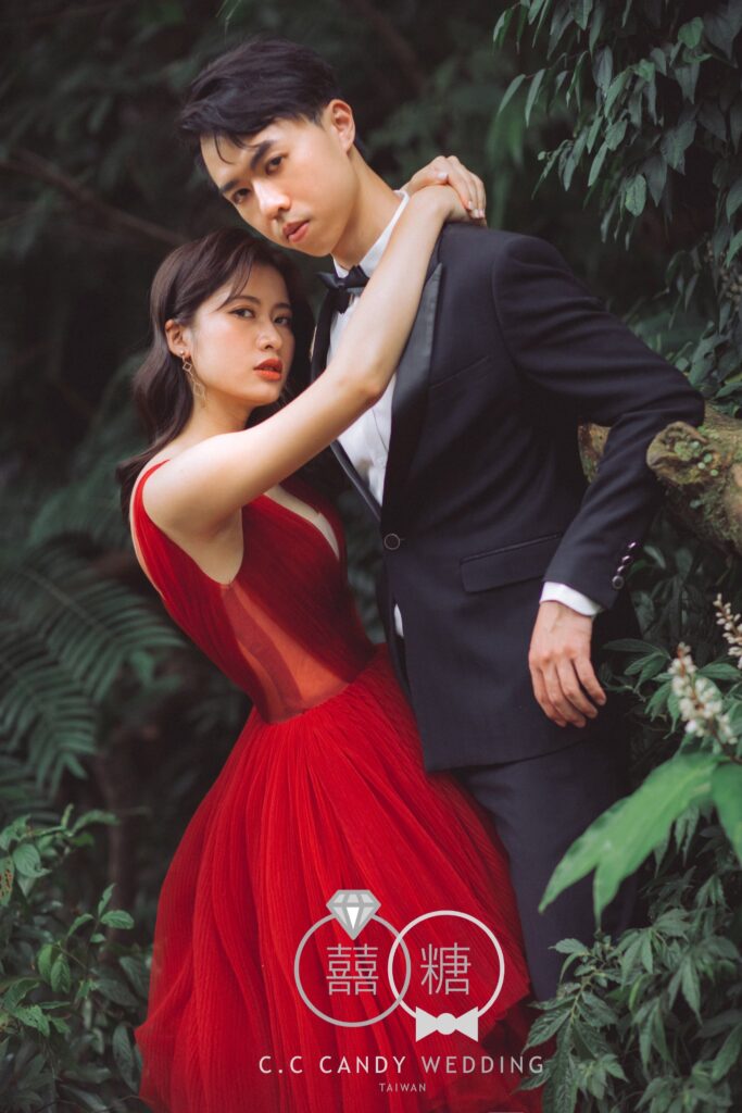婚紗照推薦・森林綠葉間新郎擁著紅色禮服新娘 森林綠葉間新郎擁著紅色禮服新娘|婚紗攝影推薦