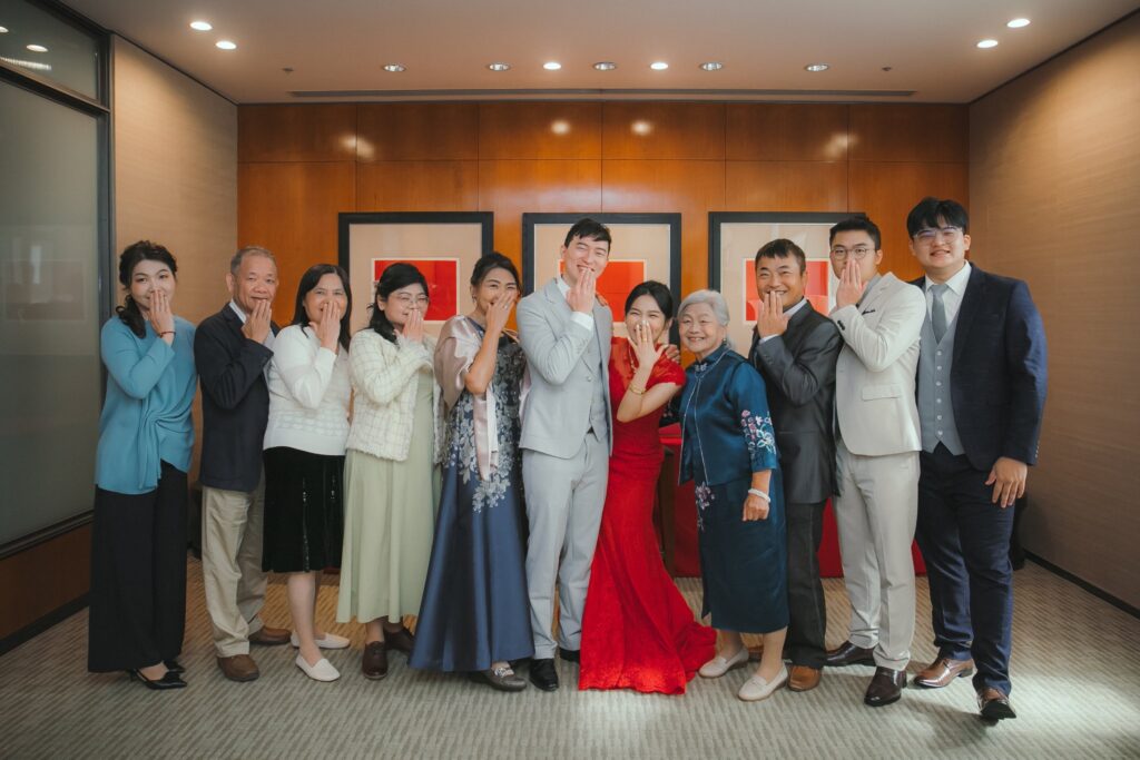 婚禮攝影推薦・宴會廳中新人與雙方家人合影 宴會廳中新人與雙方家人合影|韓風婚紗照
