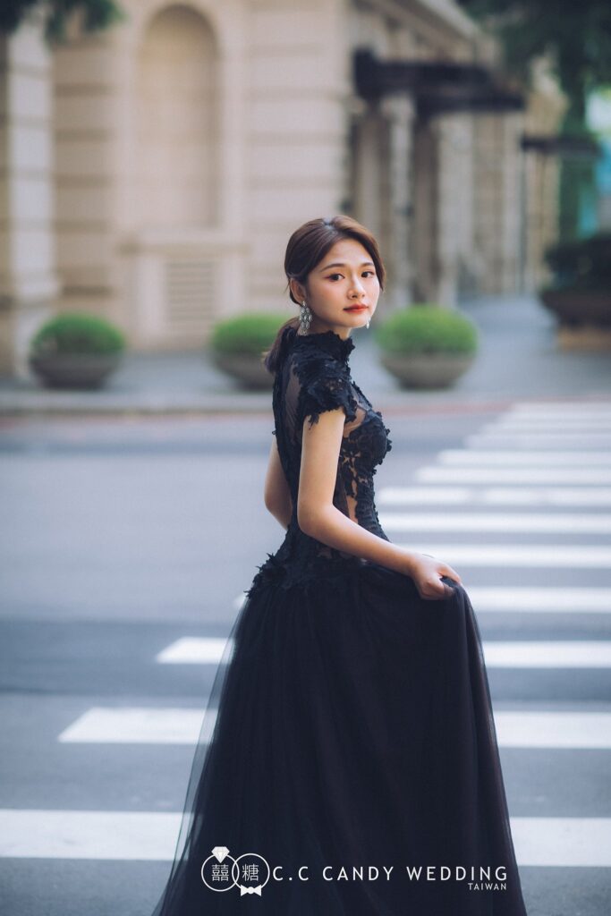 自助婚紗推薦・城市斑馬線上的黑色禮服新娘 城市斑馬線上的黑色禮服新娘|婚紗照風格