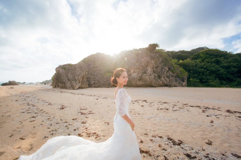 海外婚紗・沖繩海灘巨岩前逆光的白紗新娘 沖繩海灘巨岩前逆光的白紗新娘|婚紗攝影推薦