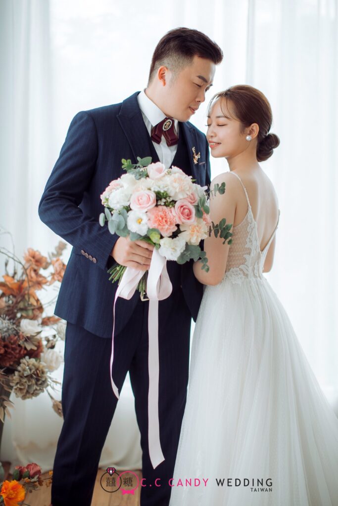 新竹婚紗工作室・白色窗簾棚景中新郎摟著手捧花的新 白色窗簾棚景中新郎摟著手捧花的新娘|韓風婚紗照