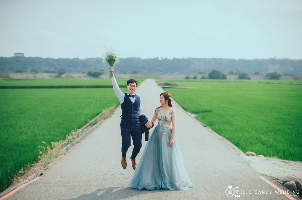 新竹拍婚紗・綠色稻田小路上舉起捧花 綠色稻田小路上舉起捧花的新人|新竹婚紗推薦