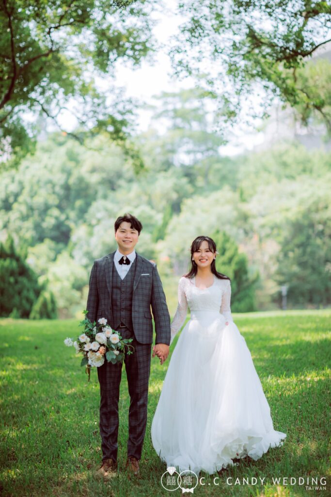 新竹自助婚紗・綠地樹林前牽手的新人全身照 綠地樹林前牽手的新人全身照|新竹拍婚紗