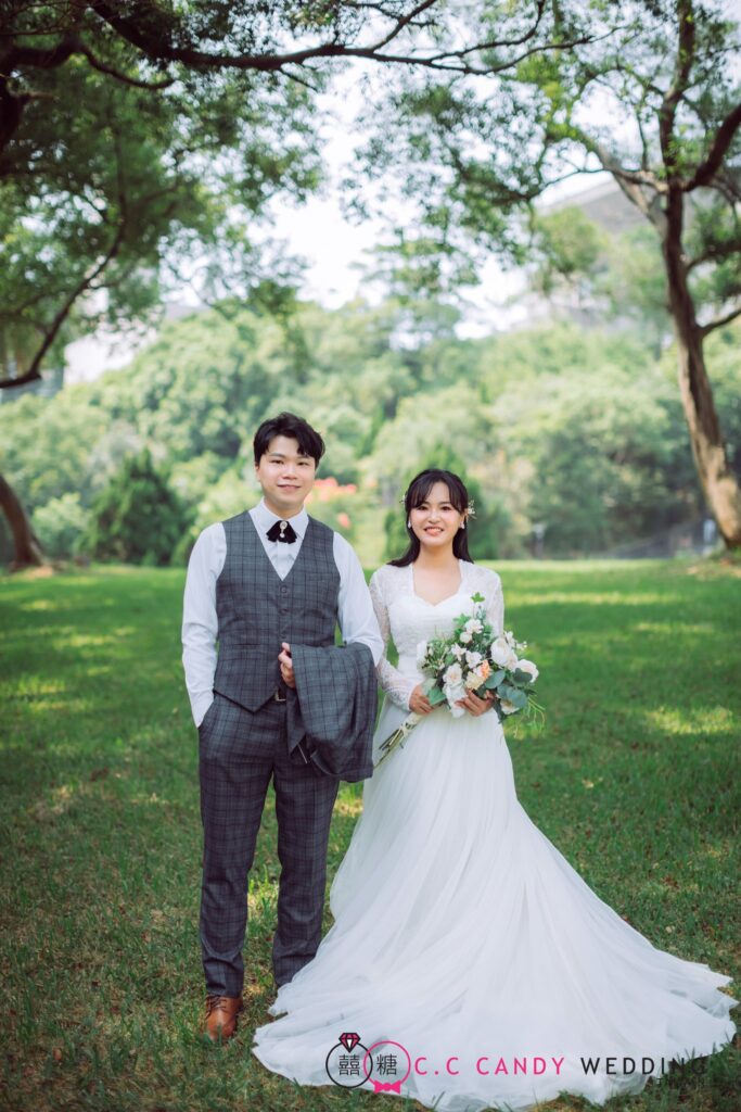 新竹婚紗照價格・大樹下草地上 大樹下草地上的新人|新竹婚紗外拍