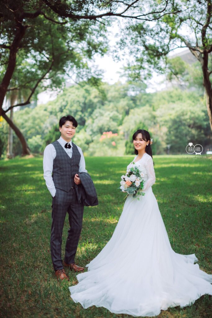 新竹拍婚紗・大樹草坪上並肩 大樹草坪上並肩的新人|新竹婚紗推薦
