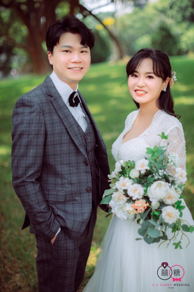 新竹婚紗外拍・樹林中格紋西裝新郎與手捧花束的新 樹林中格紋西裝新郎與手捧花束的新娘|新竹婚紗工作室
