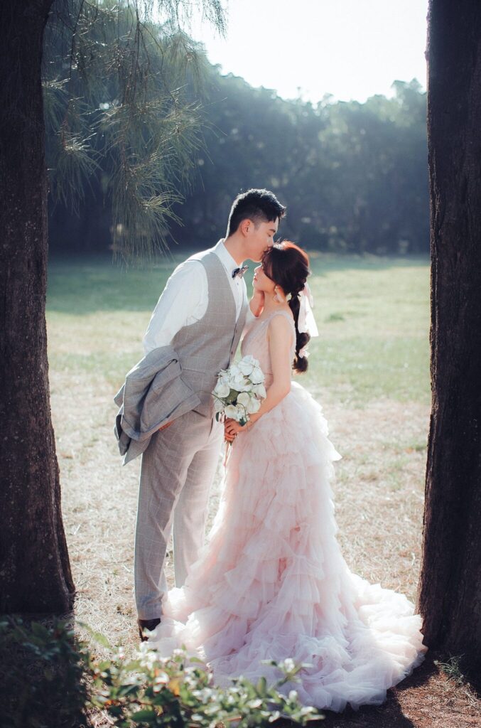 婚紗照風格・樹林間相擁 樹林間相擁的新人|新竹婚紗照價格