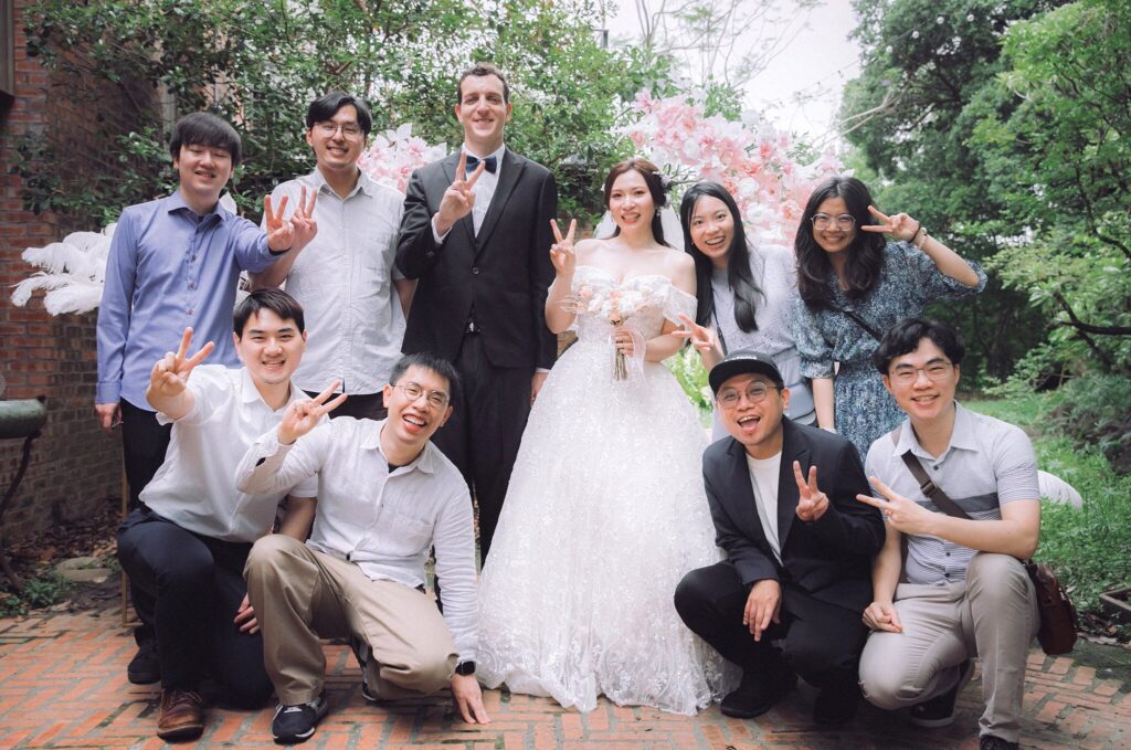 戶外婚禮新人與好友的歡樂合照｜婚宴拍攝