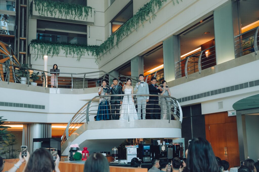 新竹婚攝・挑高宴會廳樓梯上的新人與親友 挑高宴會廳樓梯上的新人與親友|婚紗攝影推薦