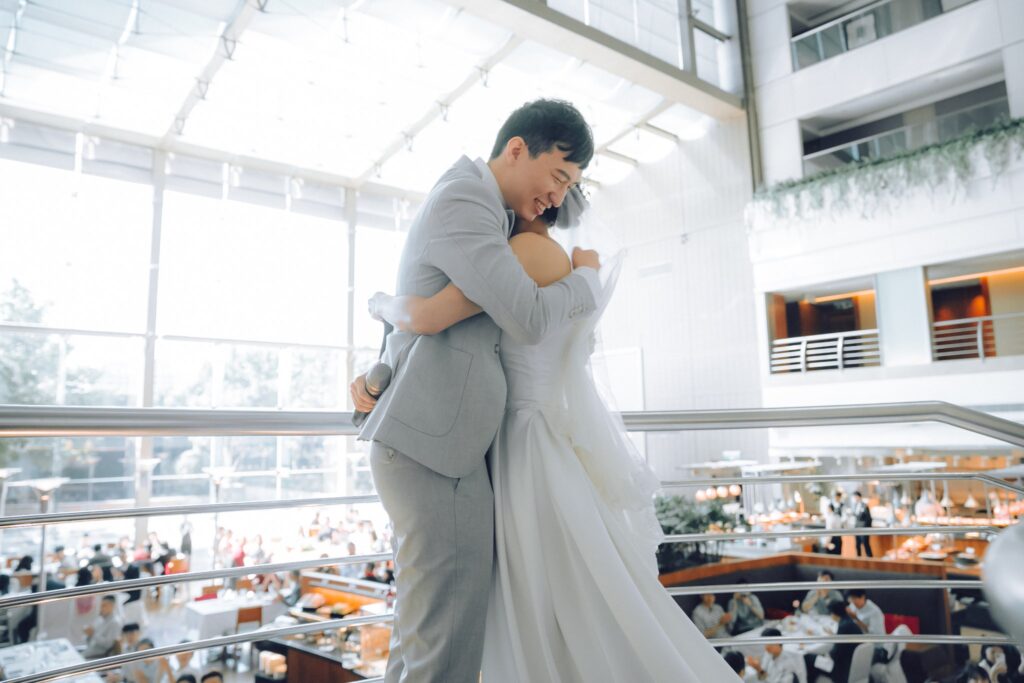 韓風婚紗照・婚宴大廳中擁抱 婚宴大廳中擁抱的新人|自助婚紗推薦