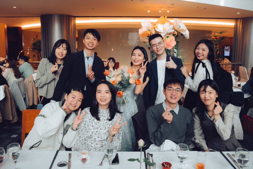 自助婚紗推薦・婚宴上新人與賓客的大合照 婚宴上新人與賓客的大合照|婚紗照風格