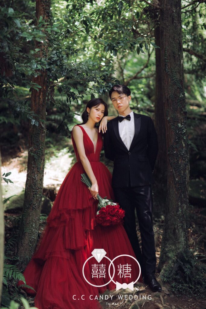 森林中的紅色禮服新娘與新郎｜新竹自助婚紗