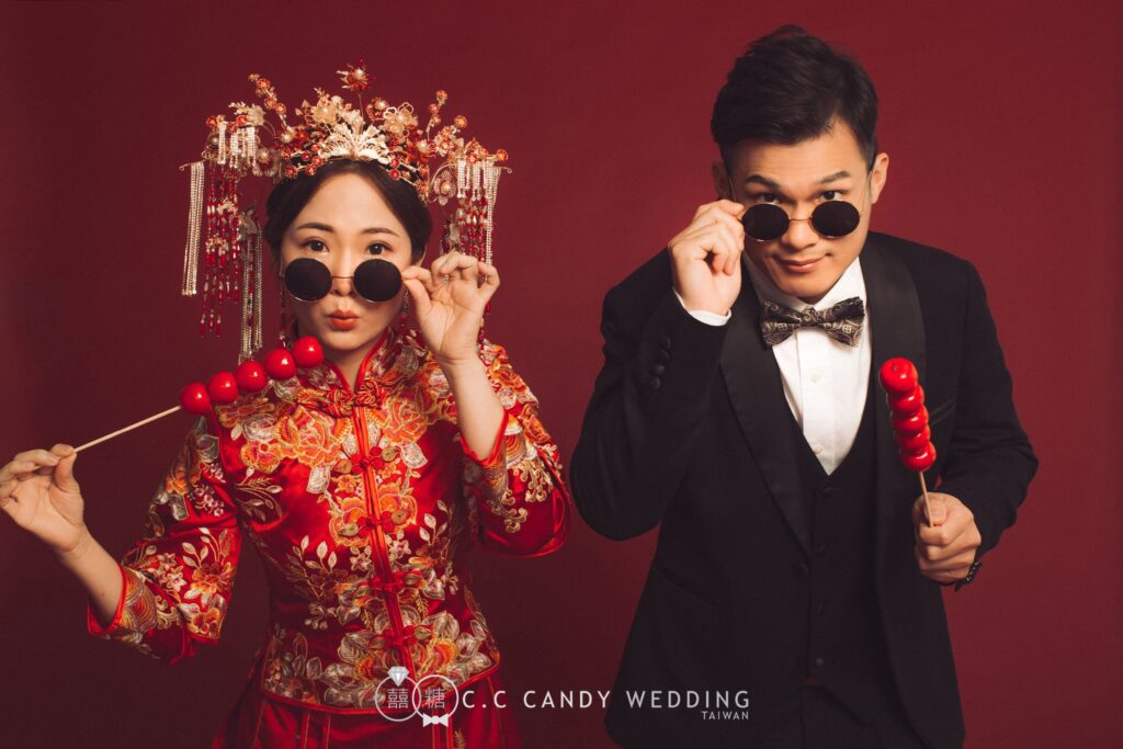戴墨鏡的中式禮服新人俏皮造型｜新竹婚紗照價格