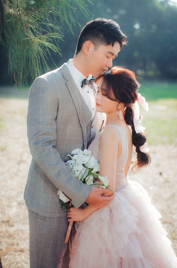 婚紗展優惠・樹林中新郎擁著手捧花的新娘 樹林中新郎擁著手捧花的新娘|韓風婚紗照