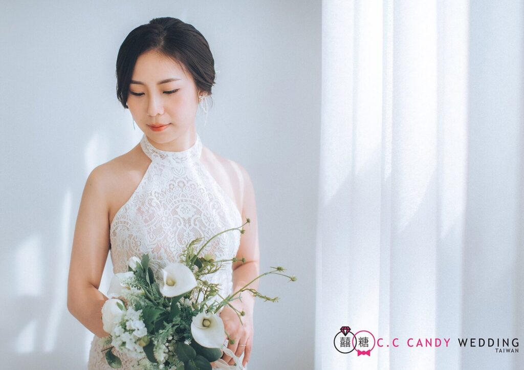 婚紗展攻略・白色窗簾邊手捧花束的新娘 白色窗簾邊手捧花束的新娘|新竹婚紗展