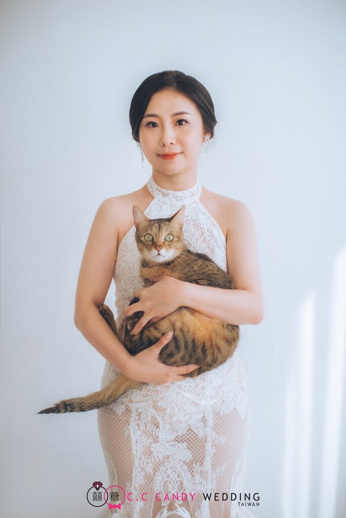 新竹婚紗展・抱著貓咪的白紗新娘 抱著貓咪的白紗新娘|婚紗攝影推薦