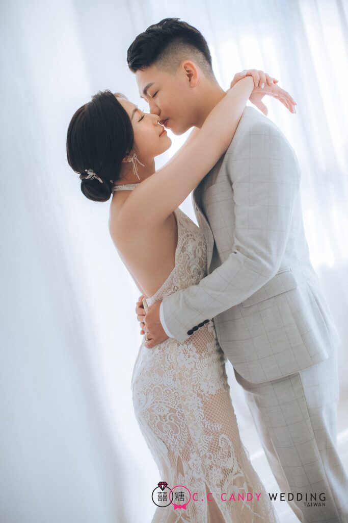 婚紗攝影推薦・白色窗簾前擁抱 白色窗簾前擁抱的新人|婚紗照姿勢