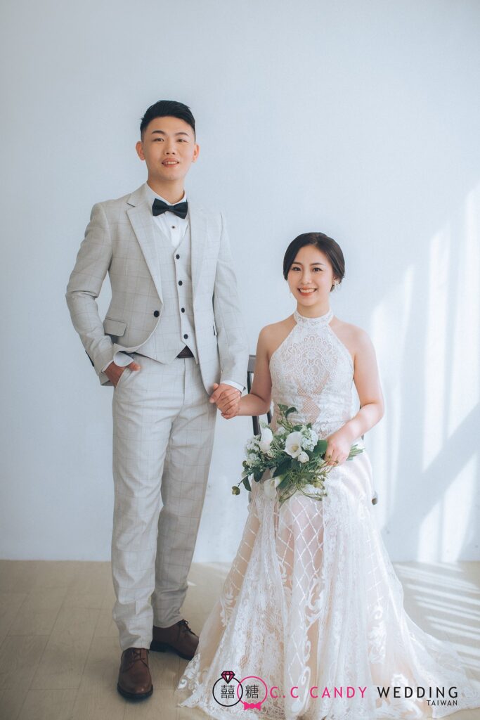 韓風婚紗照・白色棚景中淺色西裝新郎與新娘全身 白色棚景中淺色西裝新郎與新娘全身照|自助婚紗推薦
