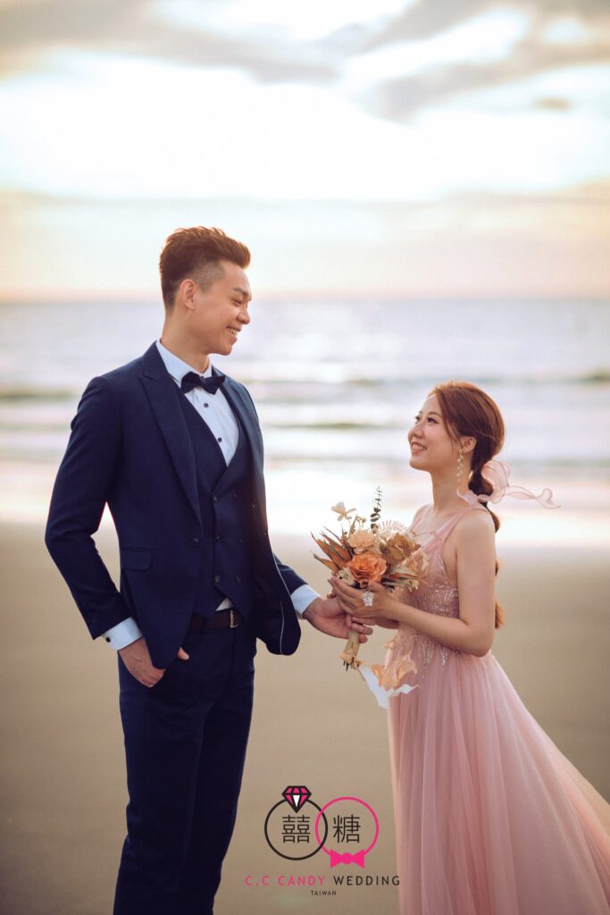 婚紗攝影推薦・夕陽海邊手持花束 夕陽海邊手持花束的新人|婚紗照姿勢