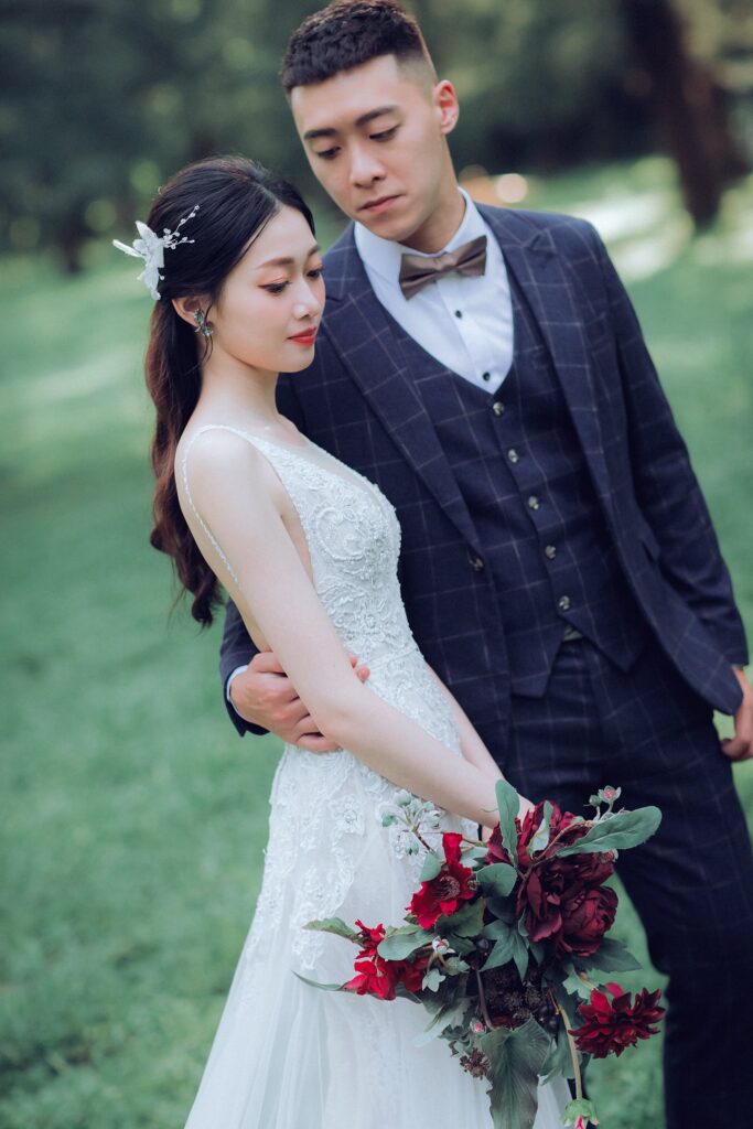 自助婚紗推薦・草地上新郎擁著手捧紅玫瑰的新娘 草地上新郎擁著手捧紅玫瑰的新娘|婚紗照風格