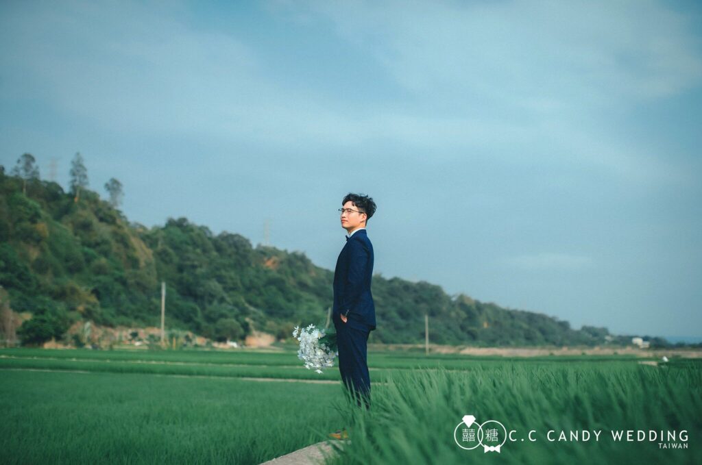 韓風婚紗照・稻田邊遠眺山景的新郎 稻田邊遠眺山景的新郎|自助婚紗推薦