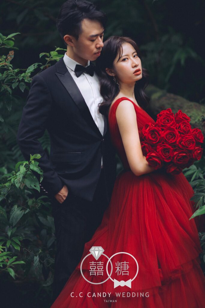 婚紗攝影推薦・手捧紅玫瑰的紅禮服新娘與新郎 手捧紅玫瑰的紅禮服新娘與新郎|婚紗照姿勢