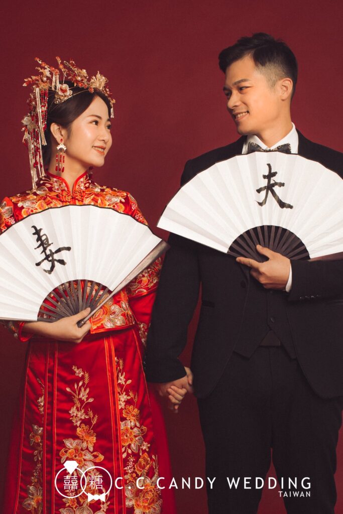 自助婚紗推薦・中式龍鳳褂新人手持「喜」字扇 中式龍鳳褂新人手持「喜」字扇|婚紗照風格