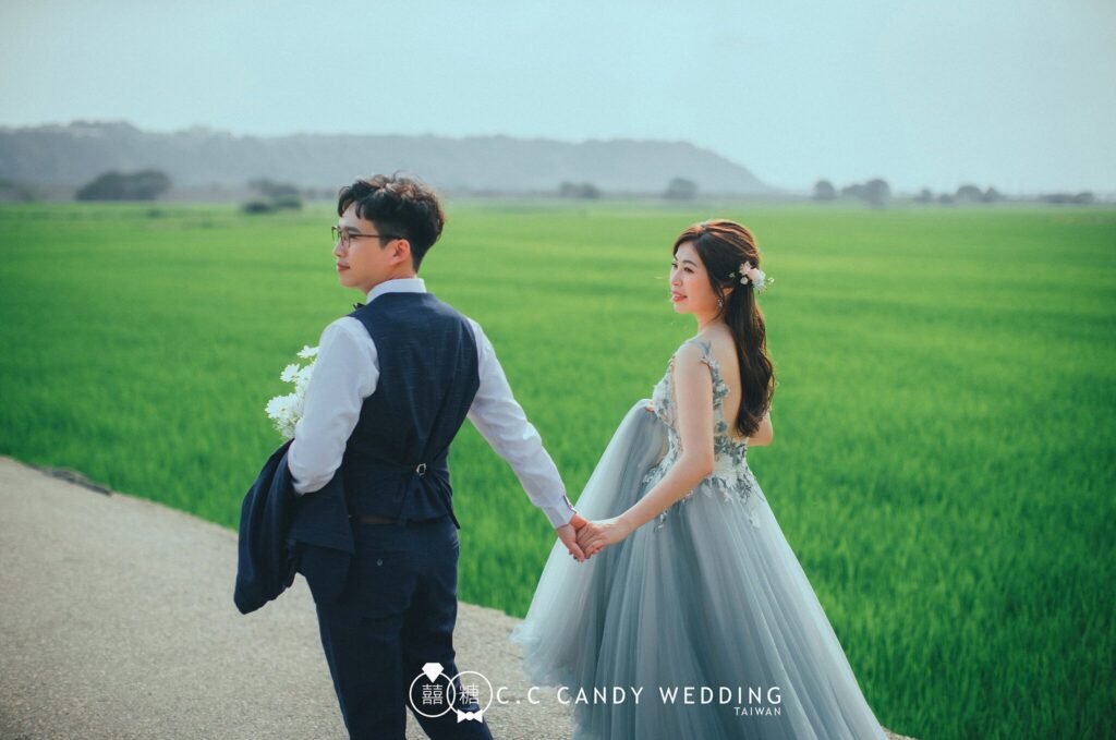 婚紗照姿勢・綠色稻田小路上牽手 綠色稻田小路上牽手的新人|婚紗照推薦