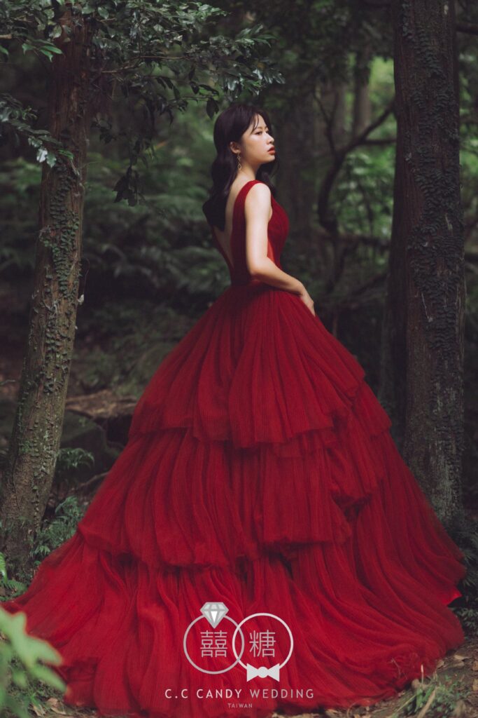 婚紗照風格・森林中穿紅色蓬裙禮服的新娘 森林中穿紅色蓬裙禮服的新娘|新竹婚紗照價格