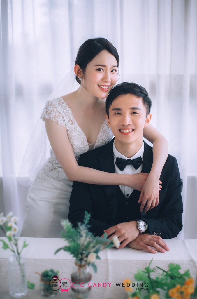 自助婚紗推薦・白色棚景中新郎從身後環抱新娘 白色棚景中新郎從身後環抱新娘|婚紗照風格