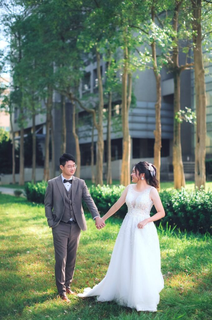婚紗照風格・林蔭草地上牽手散步 林蔭草地上牽手散步的新人|新竹婚紗照價格
