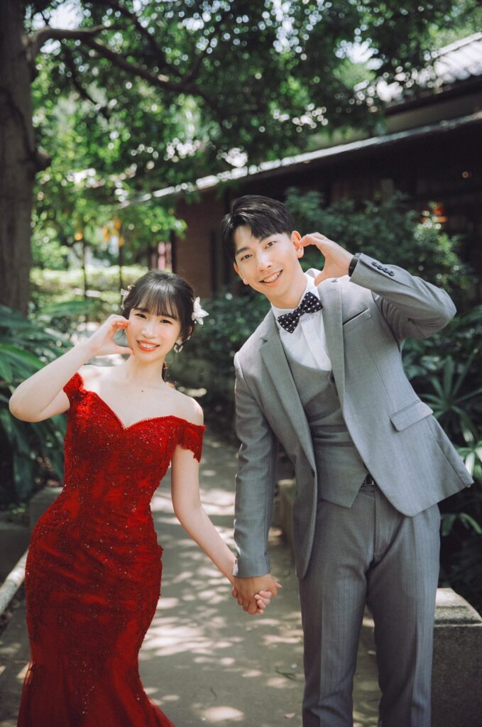 婚紗照姿勢・日式老屋庭院中穿紅色禮服的新娘與 日式老屋庭院中穿紅色禮服的新娘與新郎|婚紗照推薦
