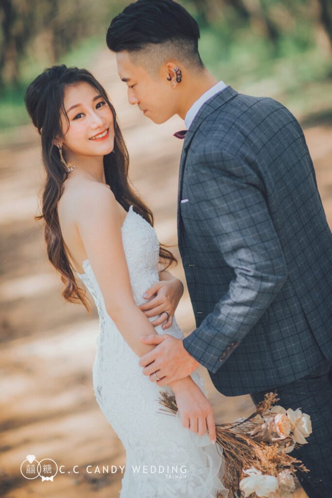 新竹婚紗照價格・新郎擁著手捧乾燥花的白紗新娘 新郎擁著手捧乾燥花的白紗新娘|新竹婚紗外拍