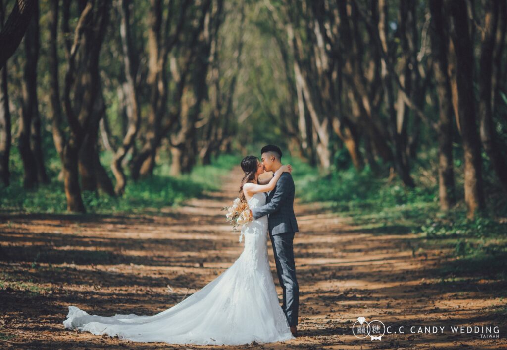 新竹自助婚紗・林道上擁抱 林道上擁抱的新人|新竹拍婚紗