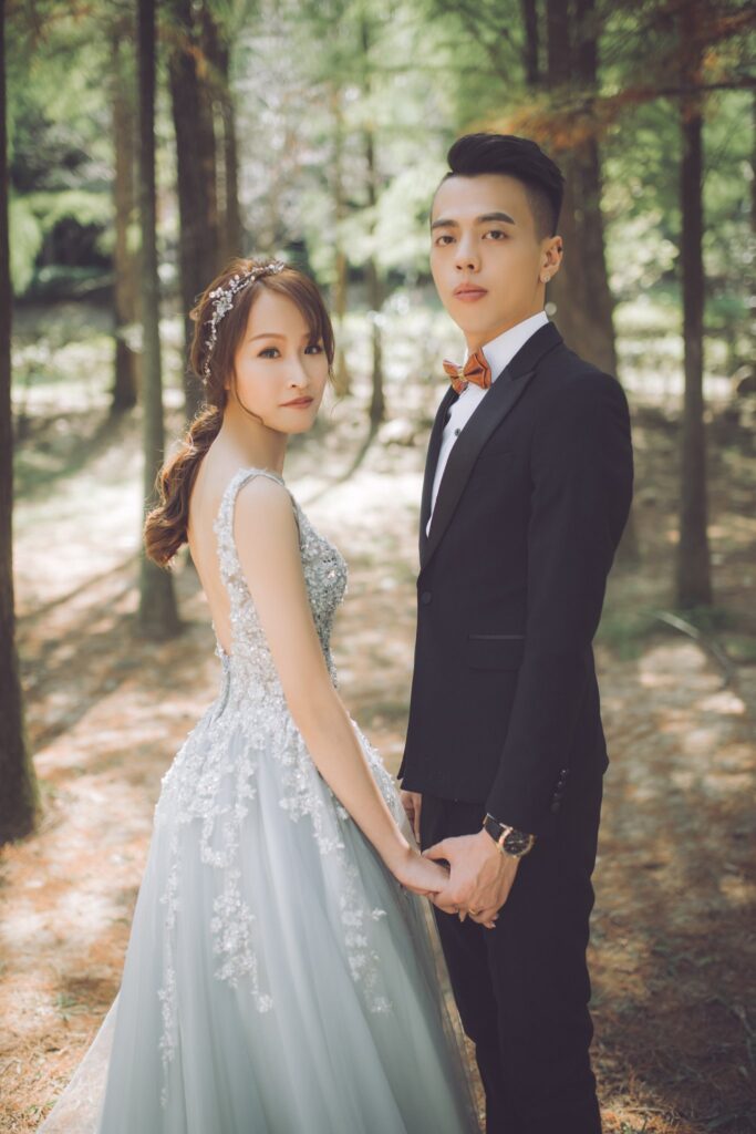 新竹婚紗推薦・樹林中牽手 樹林中牽手的新人|婚紗攝影推薦