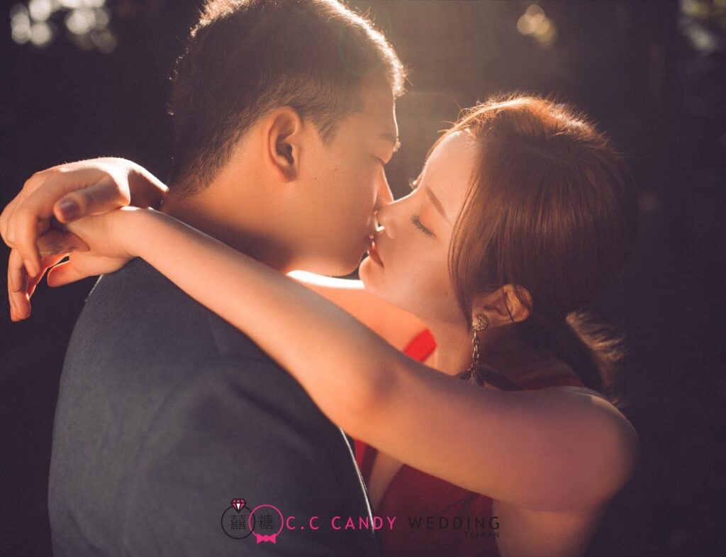 新竹婚紗工作室・溫暖光影中擁吻 溫暖光影中擁吻的新人|韓風婚紗照